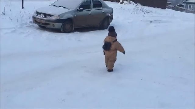 Детские приколы Артём пнул мяч и похлопал себе Funny video Funny baby смотреть онлайн