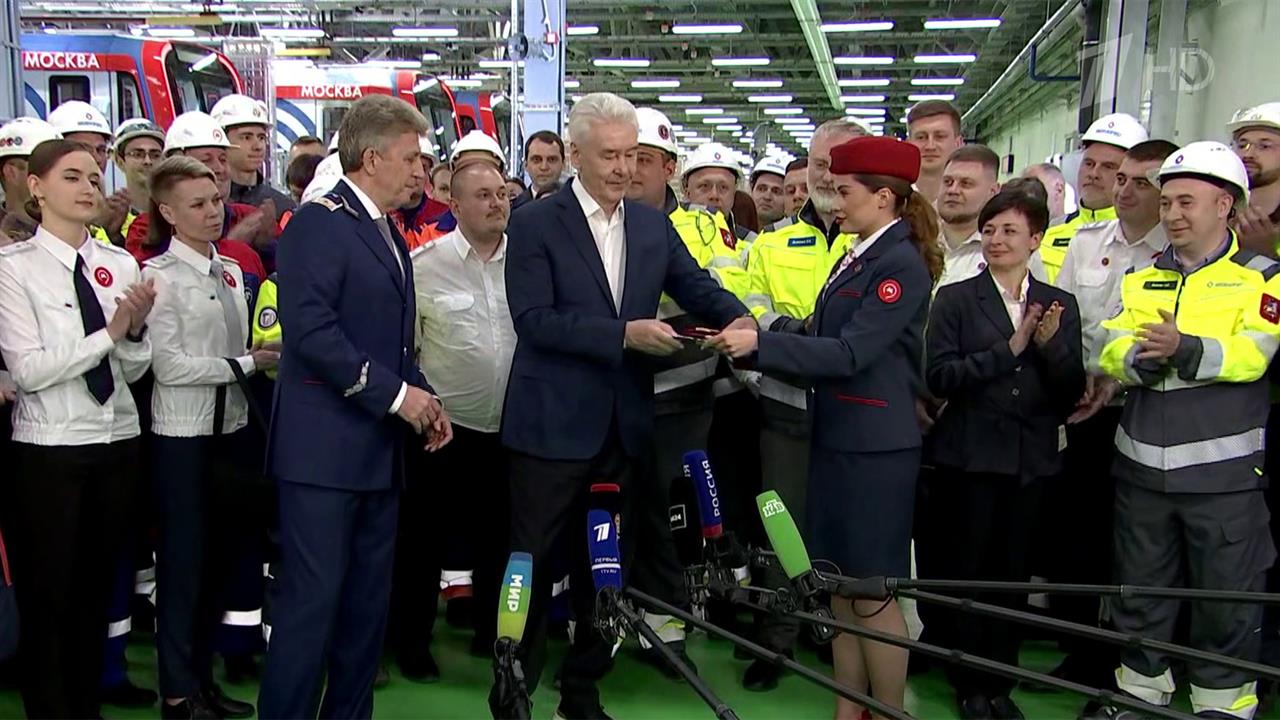 Сергей Собянин передал сотрудникам московского метрополитена орден "За доблестный труд"