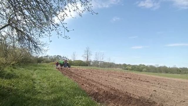 Трактор Т40 АМ посадка картошки 2мая 2025 г. смотреть онлайн