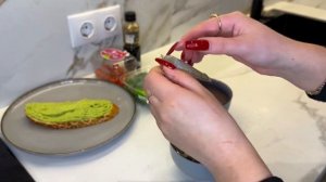 Брускетта с соусом из авокадо с креветкой