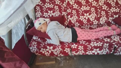 Сельская жизнь городских тружеников)) Внучка обожает работать на даче!