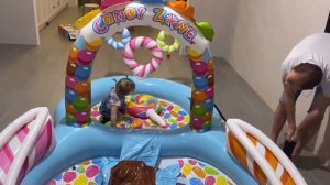 Настя и папа открывают новый детский бассейн с горкой и катаются вместе! Видео для детей!