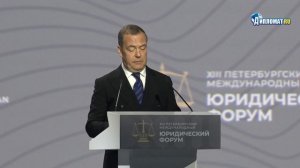 «Вариант с капитуляцией нравится больше!»: Медведев оценил перспективы существования Украины