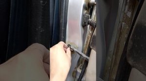 Фиксатор двери автомобиля