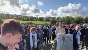 Смех на похоронах