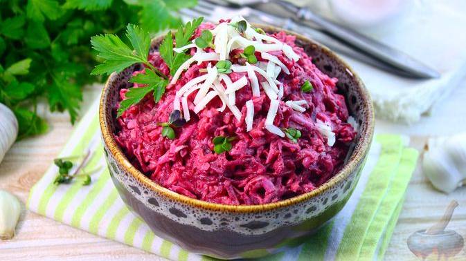 И в пир, и в мир. САЛАТ СО СВЁКЛОЙ, СЫРОМ, ЯЙЦАМИ И ЧЕСНОКОМ