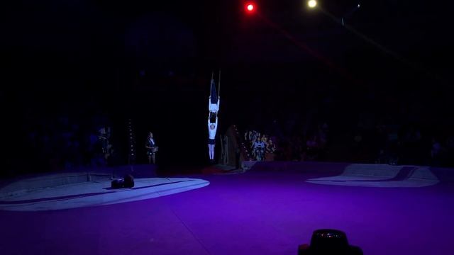Сircus Boy and girl fly's high on strap #circus #straps #airact #цирк #ремни #водушныйномер #空中体操 смотреть онлайн