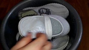 Сестра рассказала про этот крутой способ, белая обувь будет как новая.