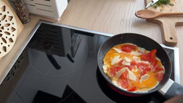 ЯИЧНИЦА с помидорами и сыром. Что может быть проще?) смотреть онлайн