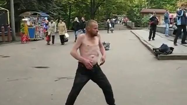 БомЖ Танцует Танец Живота.....