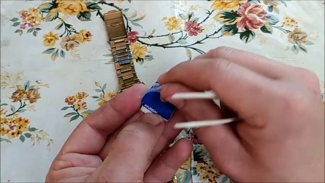 Замена батарейки в часах QIQ