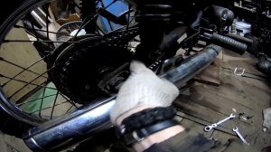 Возимся с минском , натягиваем цепь , подкручиваем бол?