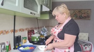 Фрикадельки рыбные в сметанном соусе. Салат с пекинск?