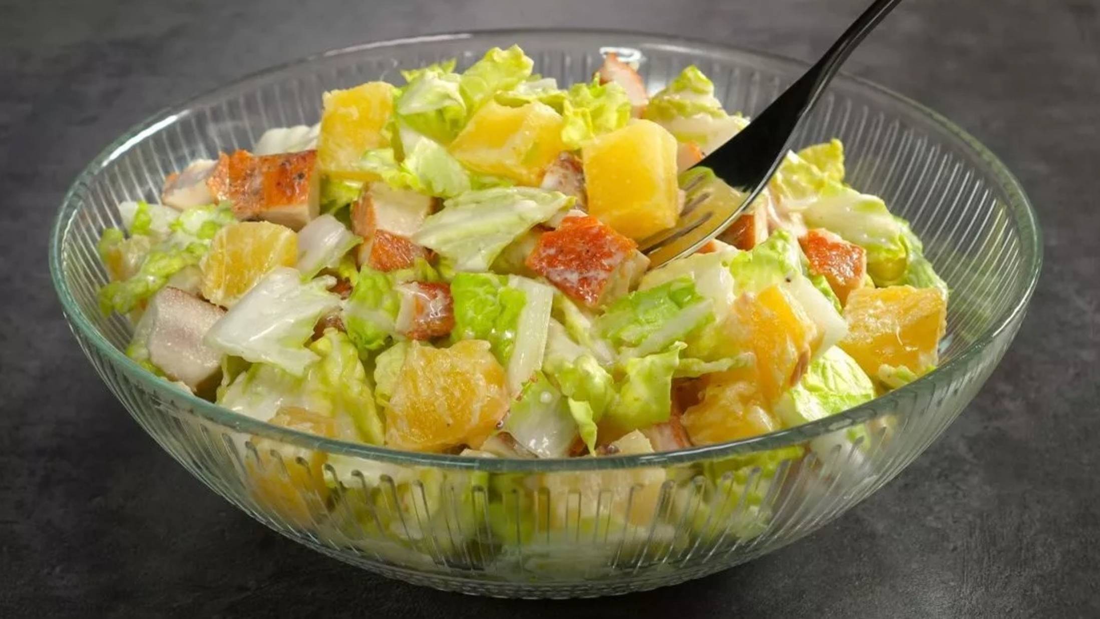 CАЛАТ С АНАНАСАМИ И КУРИНОЙ ГРУДКОЙ - приготовить просто, получится вкусно! Рецепт от Всегда Вкусн смотреть онлайн