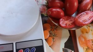 Томат Сливка Гурман и Гном Бой с тенью