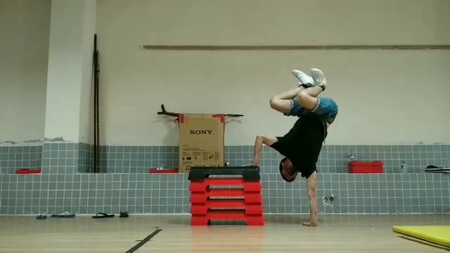 КАК СДЕЛАТЬ ПРЫЖКИ НА РУКЕ (HOW TO DO HANDHOPS/HANDJUMPS) (COMO HACER SALTOS DE MANO) смотреть онлайн