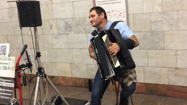 Музыка в Московском метро. Аккордеонист Юрий Пошалый. смотреть онлайн