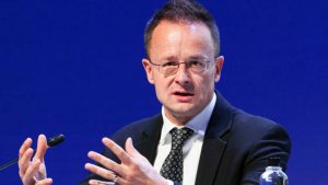 Сийярто призвал не смешивать спорт и геополитику