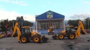 Танцующие экскаваторы JCB в Новокузнецке - 1