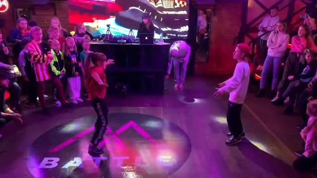 Battle M | HIP HOP KIDS BEGINNERS 1/4 | Ева Bamboocha vs Воробей смотреть онлайн