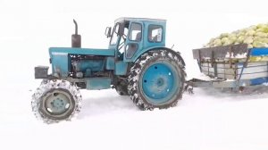 Трактор Т-40 убирает капусту зимой, а трактор Т-25 приход