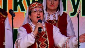 Традиции и современность в яркой национальной  одежде.