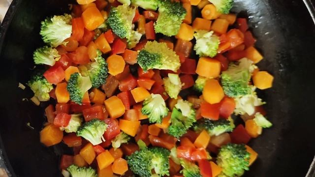 Красивый и простой гарнир из риса и овощей смотреть онлайн