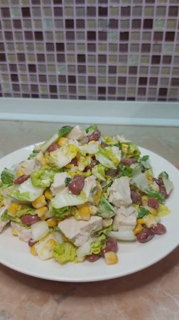 Салат с курицей, пекинской капустой, фасолью и кукурузой