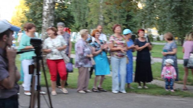 Луховицы. ВИА "Славяне" "Букет из белых роз". Ночь в парк смотреть онлайн