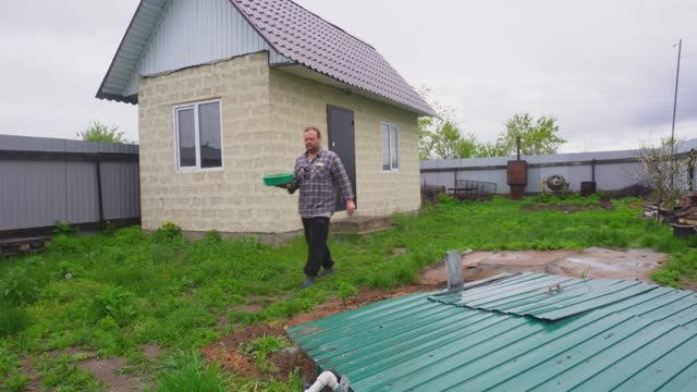 Не позвали сынку на ТВ по делам огородным Вкусно кушаю и рассуждаю Огород в Сибири сею кабачок