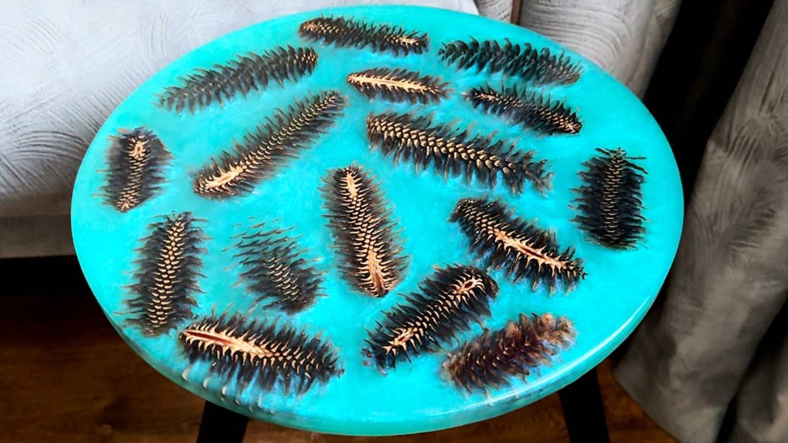 Шишки + Смола = Неожиданная красота! 😍 DIY арт-столик смотреть онлайн