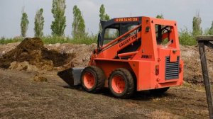 Как я навожу порядок в кошаре: чистка навоза трактором