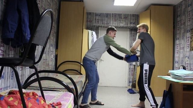 ПРАНКИ НАД ДРУГОМ В ОБЩАГЕ