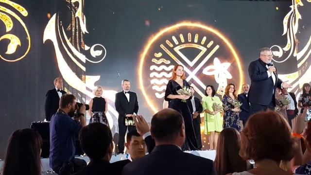 Полежаев Владимир на сцене Адлер-Арены Гала-ужин Орифлэйм в Сочи 2016