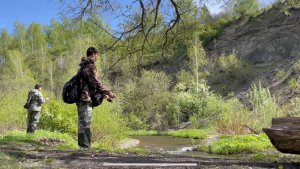 Ручей по колено кишит рыбой!Мормышинг в бурной,дикой реке.