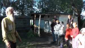 Утро.   Кепки забыты. Православный детский лагерь-стан.