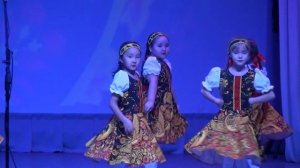 танцует ТК *Созвездие*-Я с комариком плясала