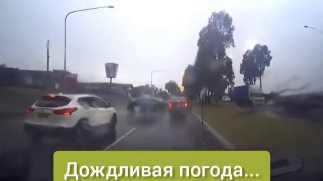 Дождливая погода #SHORTS #видеорегистратор #авто смотреть онлайн