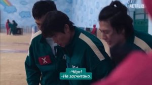 каст «Игра в Кальмара» реагирует на сцену с пятиборье?