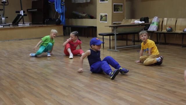 Брейк-дэнс. Искра. Отчётный концерт младшей группы. 1.06.2017 смотреть онлайн