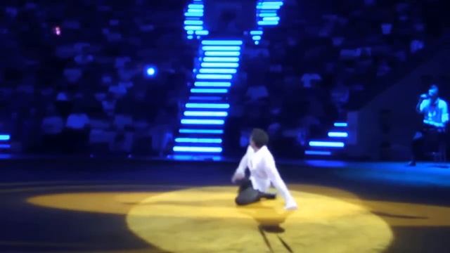 Мужик красиво выступает и летает на сцене !!!circus смотреть онлайн