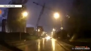 Башенный кран падает на дорогу на глазах у водителей в