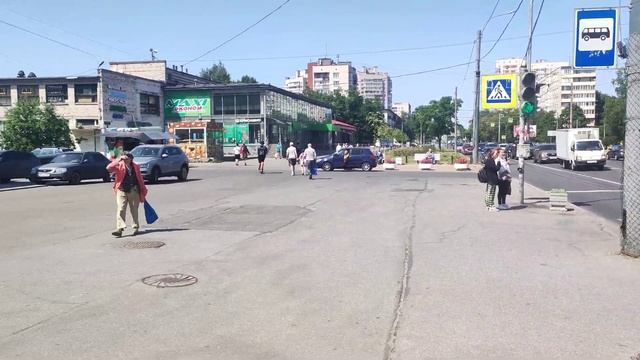 Продажа помещений с сетевыми арендаторами в торговом центре возле остановки в Санкт-Петербурге.
