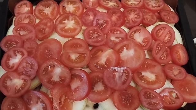 Запекаю кабачки с помидорами. смотреть онлайн