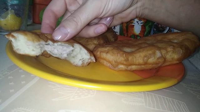 МУКБАНГ. БЕЛЯШ, ПИРОЖКИ С КАПУСТОЙ И КАРТОШКОЙ, ЧАЙ С Л?