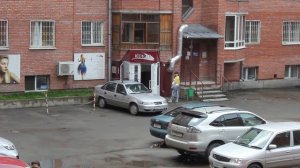 Беременная девушка курит.