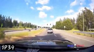 Полиция использует PIT-маневр, чтобы остановить преступника во время автомобильной погони