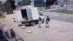 В Санкт-Петербурге неизвестный прохожий угнал «ГАЗель» с алкоголем прямо во время разгрузки.