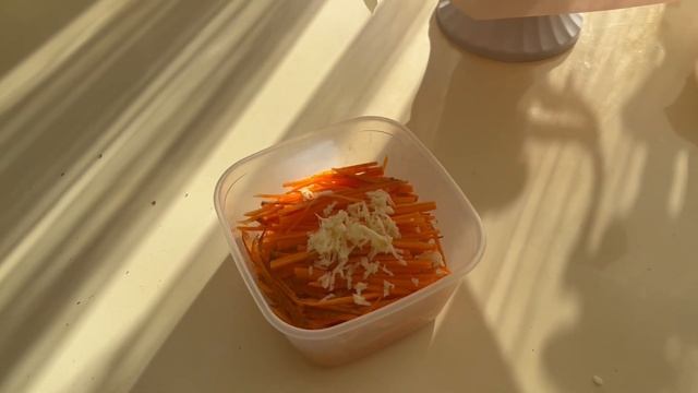 МОРКОВКА ПО КОРЕЙСКИ БЕЗ ТЁРКИ #корейскаяморковка#мо? смотреть онлайн