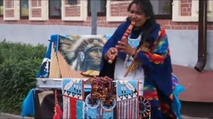 Индеец Аурелио из Эквадора исполняет свои песни